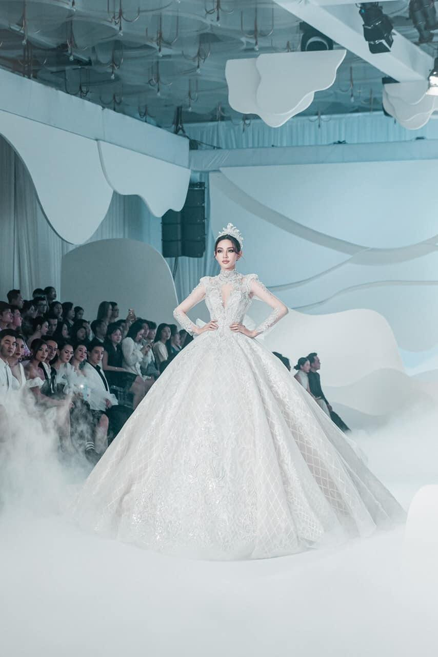 Thùy Tiên diện váy cưới dáng xòe rộng, đắp ren đính cườm tinh xảo, kết hợp cùng vương miện hệt như một nữ hoàng. Thùy Tiên diện váy cưới dáng xòe rộng, đắp ren đính cườm tinh xảo, kết hợp cùng vương miện hệt như một nữ hoàng.