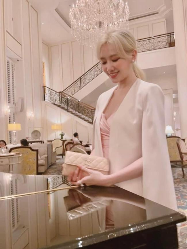 Bà xã Trấn Thành đã khiến mạng xã hội râm ran với màu tóc giúp "ăn gian tuổi". Bà xã Trấn Thành đã khiến mạng xã hội râm ran với màu tóc giúp "ăn gian tuổi".