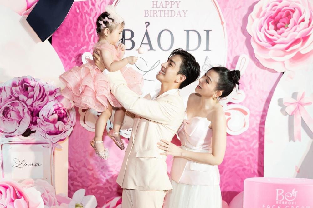 Lana được bố mẹ và...