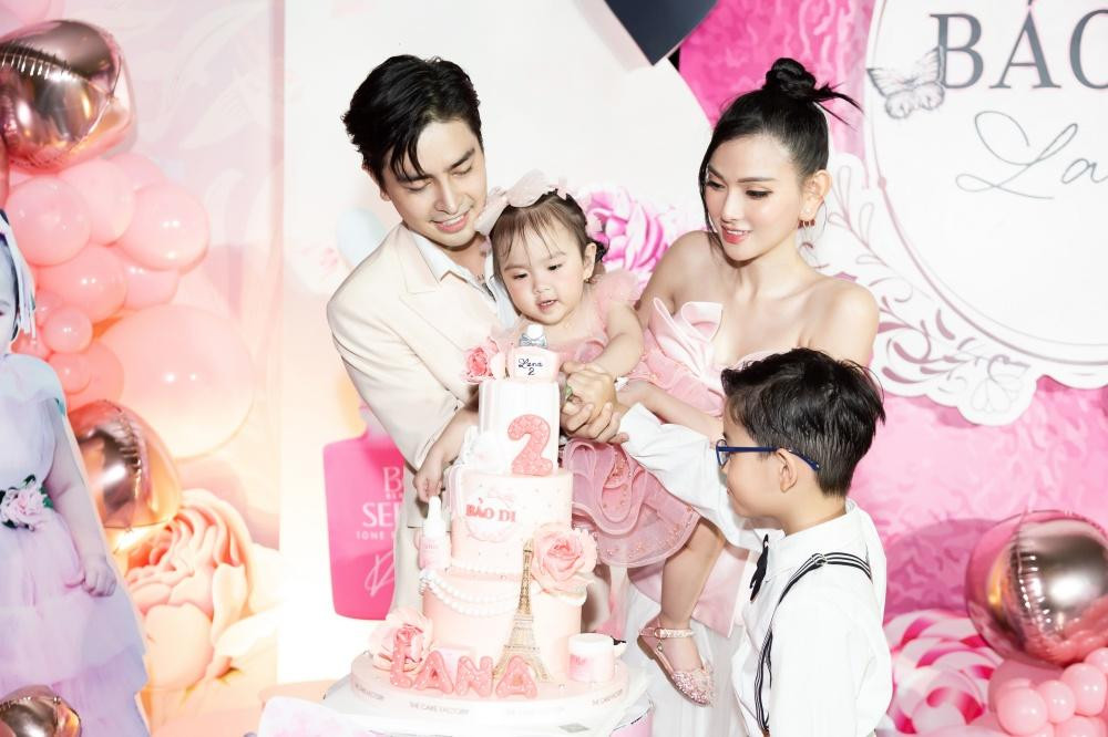 Gia đình Thu Thủy cùng cắt bánh kem mừng sinh nhật.