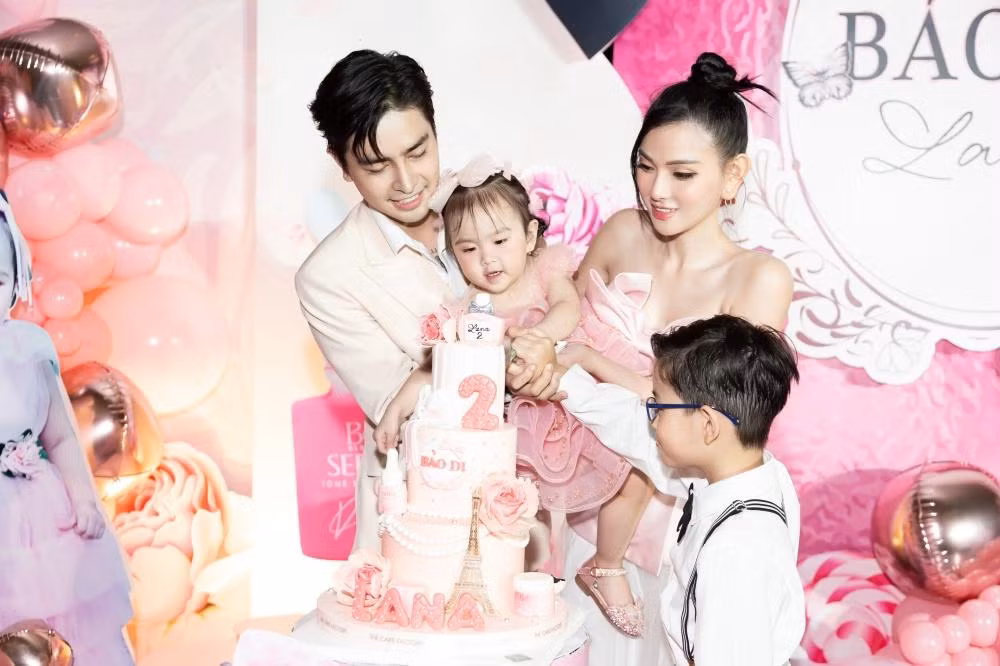 Gia đình Thu Thủy cùng cắt bánh kem mừng sinh nhật.