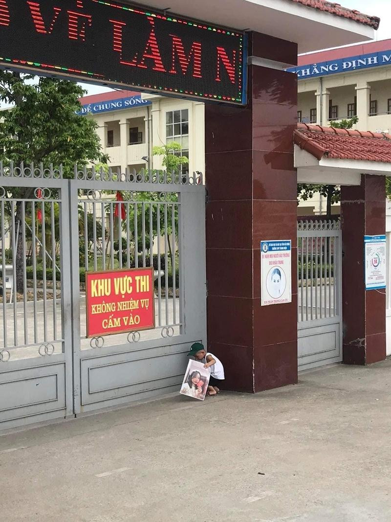 Em trai nhà người ta khiến cư dân mạng trầm trồ &quot;thật đáng đồng tiền bát gạo&quot;.