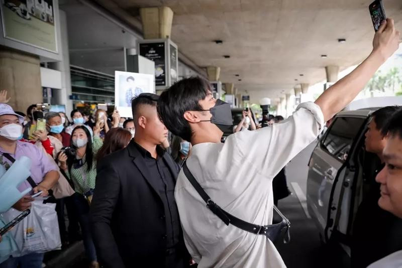 August Vachiravit chụp ảnh cùng người hâm mộ trước khi rời đi.