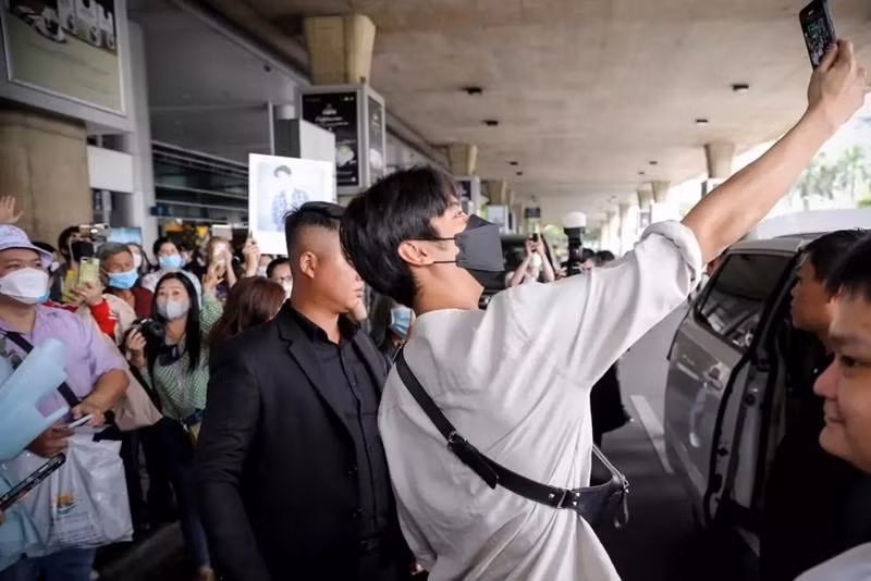 August Vachiravit chụp ảnh cùng người hâm mộ trước khi rời đi.