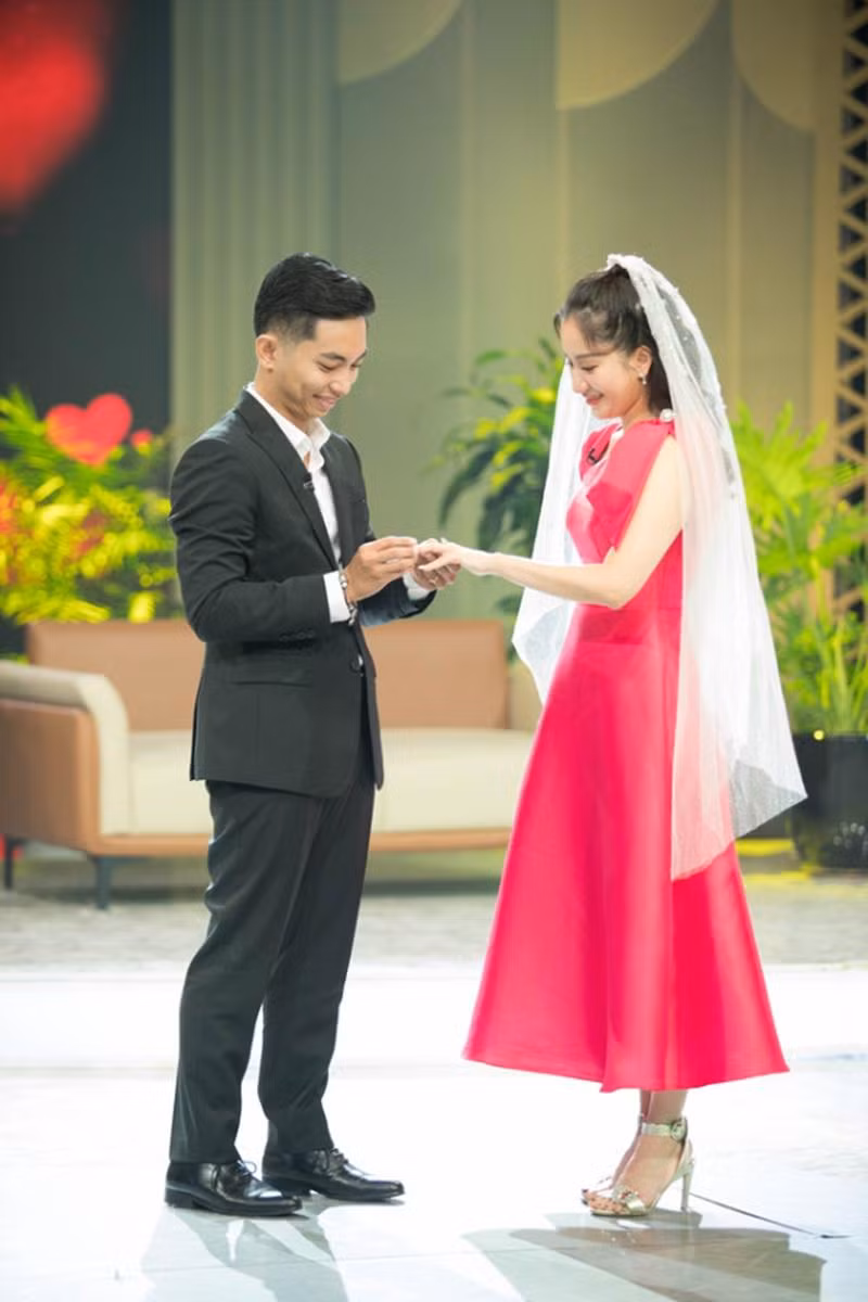 Phan Hiển cầu hôn Khánh Thi trong chương trình "Khách Sạn 5 Sao". Phan Hiển cầu hôn Khánh Thi trong chương trình "Khách Sạn 5 Sao".
