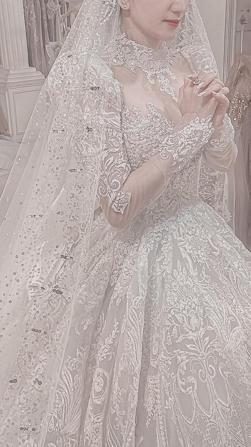 Khánh Thi chọn cho mình chiếc váy cưới mang lại cảm giác xa hoa, sang trọng. Khánh Thi chọn cho mình chiếc váy cưới mang lại cảm giác xa hoa, sang trọng.