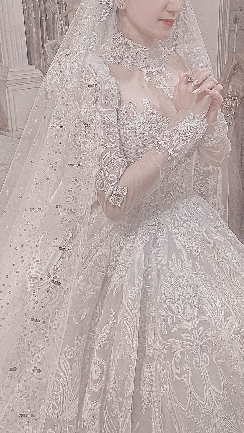 Khánh Thi chọn cho mình chiếc váy cưới mang lại cảm giác xa hoa, sang trọng. Khánh Thi chọn cho mình chiếc váy cưới mang lại cảm giác xa hoa, sang trọng.