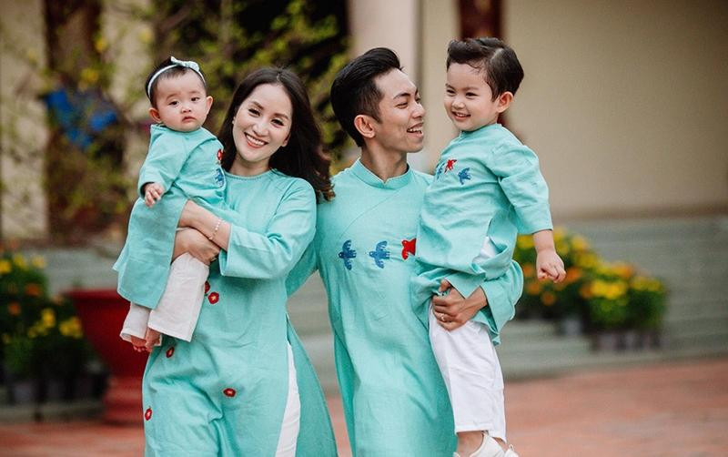 Gia đình nhỏ của Khánh Thi - Phan Hiển. Gia đình nhỏ của Khánh Thi - Phan Hiển.