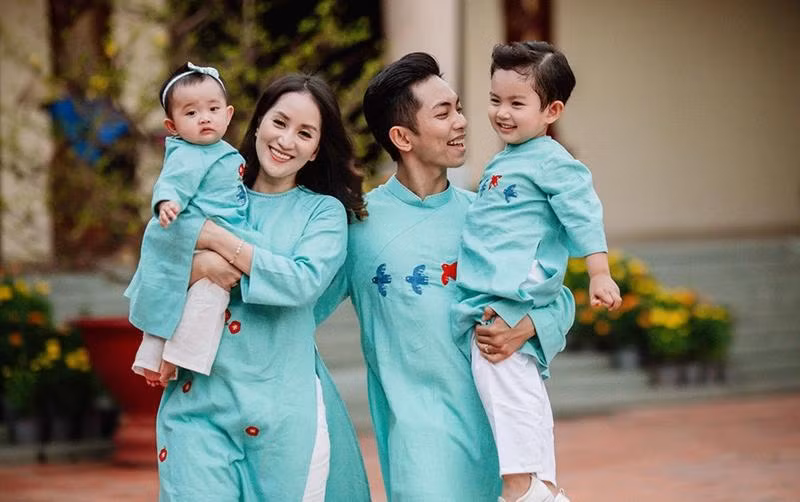 Gia đình nhỏ của Khánh Thi - Phan Hiển. Gia đình nhỏ của Khánh Thi - Phan Hiển.
