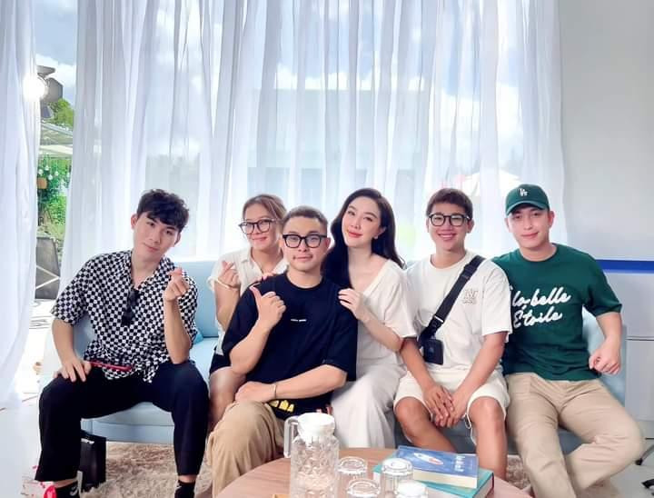 Trong bức ảnh được chia sẻ trên trang cá nhân gần đây, cô nàng cũng khéo léo ngồi sau để không thấy rõ vòng 2.