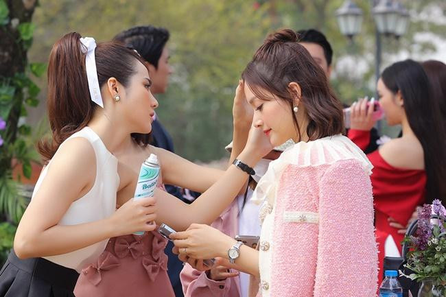 Huyền Lizzie tự mình chỉnh sửa kiểu tóc cho chị gái màn ảnh.