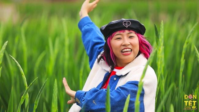 Trang Hý tạo dáng nhí nhảnh với các thử thách trải nghiệm tại Làng Then (Bắc Giang). Trang Hý tạo dáng nhí nhảnh với các thử thách trải nghiệm tại Làng Then (Bắc Giang).