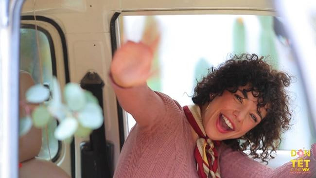 ALushka Linh luôn tràn đầy năng lượng trong các phóng sự ngoại cảnh. ALushka Linh luôn tràn đầy năng lượng trong các phóng sự ngoại cảnh.