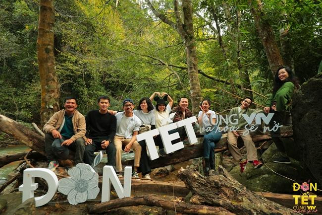 Ê-kíp chương trình và Lê Cát Trọng Lý tại Măng Đen (Kon Tum). Ê-kíp chương trình và Lê Cát Trọng Lý tại Măng Đen (Kon Tum).