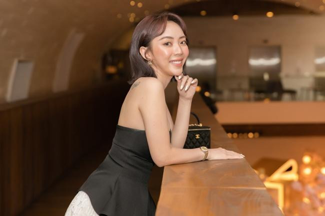 khoe vai trần quyến rũ và ngoại hình trẻ trung. khoe vai trần quyến rũ và ngoại hình trẻ trung.