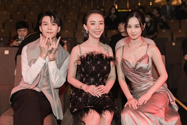 Khi xuất hiện chung khung hình với những người đẹp nổi tiếng như Jun Vũ hay... Khi xuất hiện chung khung hình với những người đẹp nổi tiếng như Jun Vũ hay...