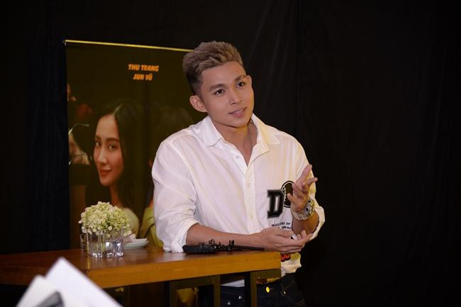 Ca sĩ Jun Phạm diện sơ mi trắng đơn giản mà cuốn hút. Ca sĩ Jun Phạm diện sơ mi trắng đơn giản mà cuốn hút.