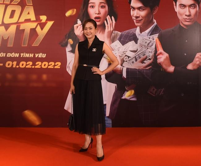 Diễn viên Hồng Ánh chọn tông đen bí ẩn. Diễn viên Hồng Ánh chọn tông đen bí ẩn.