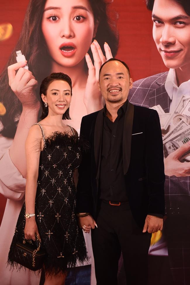 Hai vợ chồng nắm chặt tay không rời khiến nhiều người ngưỡng mộ. Hai vợ chồng nắm chặt tay không rời khiến nhiều người ngưỡng mộ.