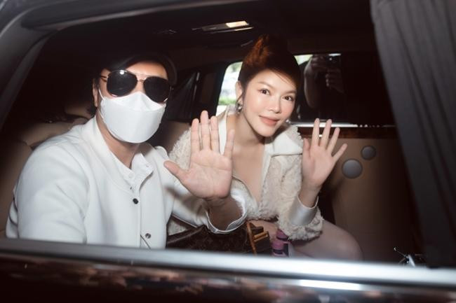 Han Jae Suk thân thiện vẫy chào fan trước khi rời đi. Han Jae Suk thân thiện vẫy chào fan trước khi rời đi.