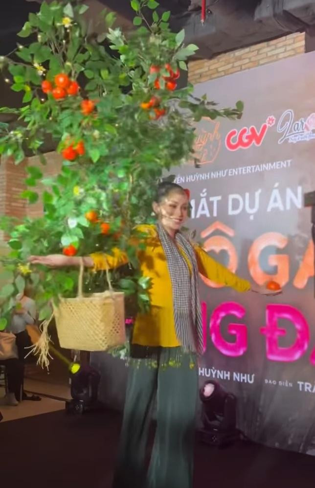 Lương Mỹ Kỳ cho rằng mình đang tham gia cuộc thi nên không thể xem là đang "làm lố" trên thảm đỏ.