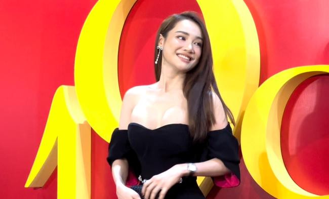 Nhã Phương theo đuổi phong cách quyến rũ khi xuất hiện tại sự kiện này. Nhã Phương theo đuổi phong cách quyến rũ khi xuất hiện tại sự kiện này.