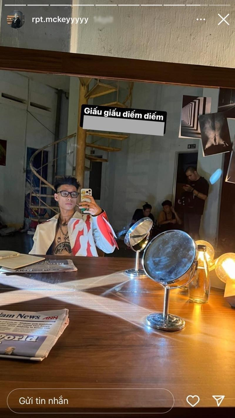 Anh chàng còn bóng gió một ai đó đang cố giấu diếm chuyện của mình. Anh chàng còn bóng gió một ai đó đang cố giấu diếm chuyện của mình.