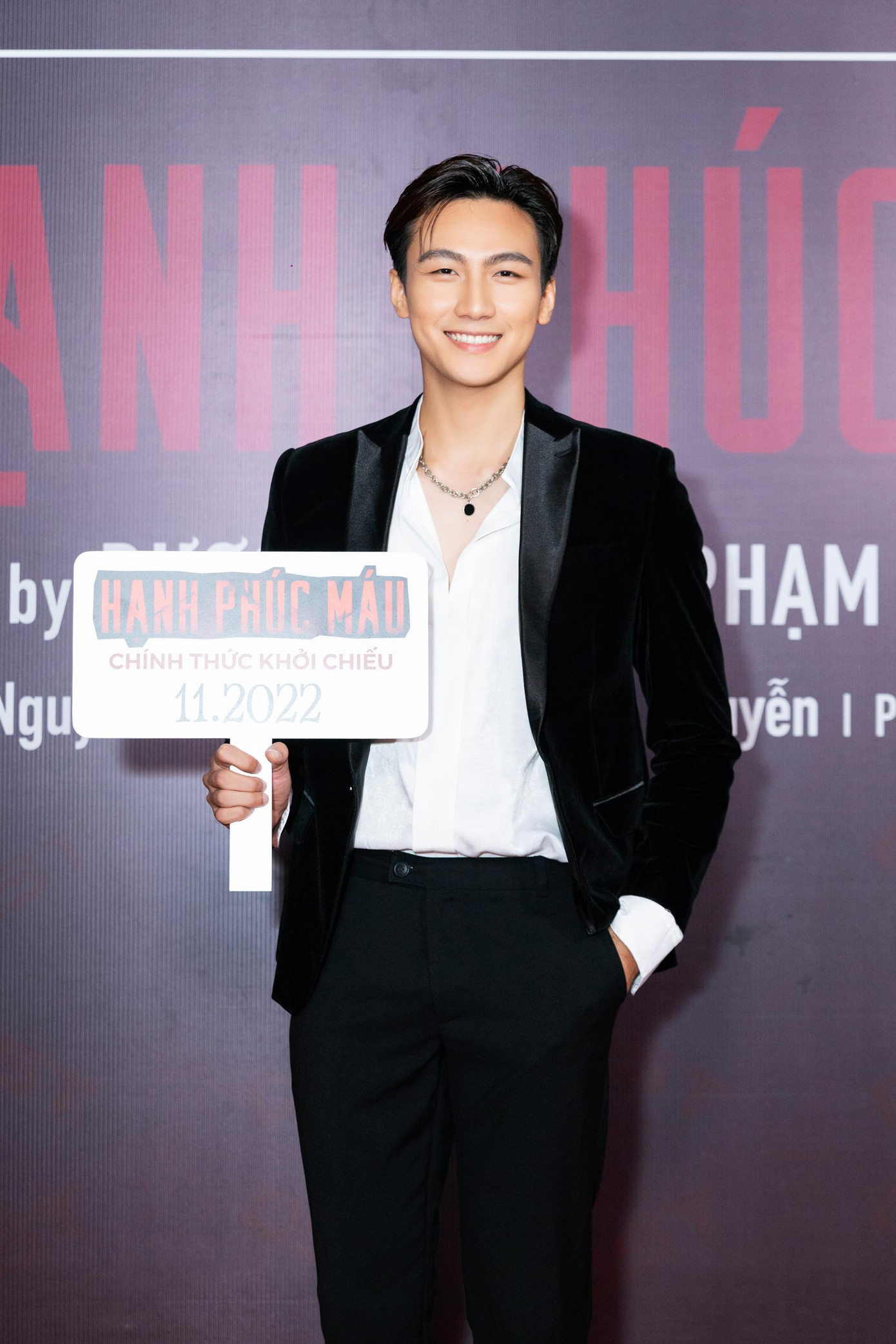 Mạc Trung Kiên cuốn hút với nụ cười tỏa nắng, áo sơ mi trắng đúng chuẩn soái ca ngôn tình. Mạc Trung Kiên cuốn hút với nụ cười tỏa nắng, áo sơ mi trắng đúng chuẩn soái ca ngôn tình.