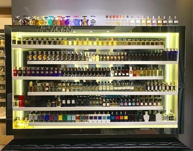 ... và bộ sưu tập nước hoa đắt đỏ. ... và bộ sưu tập nước hoa đắt đỏ.