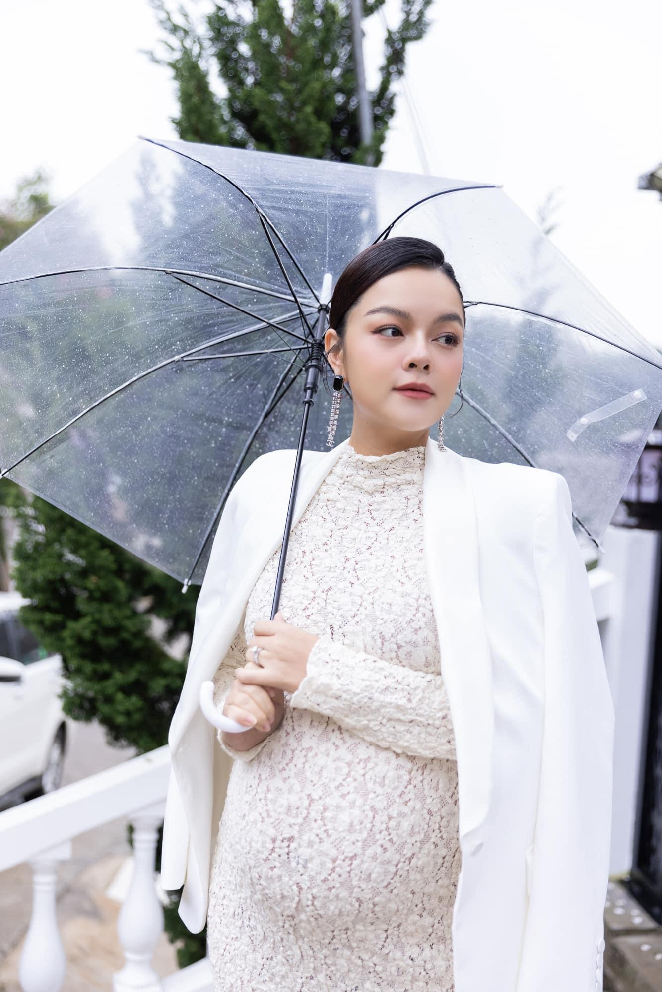 Phạm Quỳnh Anh thường chọn những bộ trang phục rộng rãi khiến mọi người không phát hiện ra thay đổi của cô. Tới khi cô xuất hiện ở sự kiện thì ai nấy đều bất ngờ. - Ảnh: FBNV.