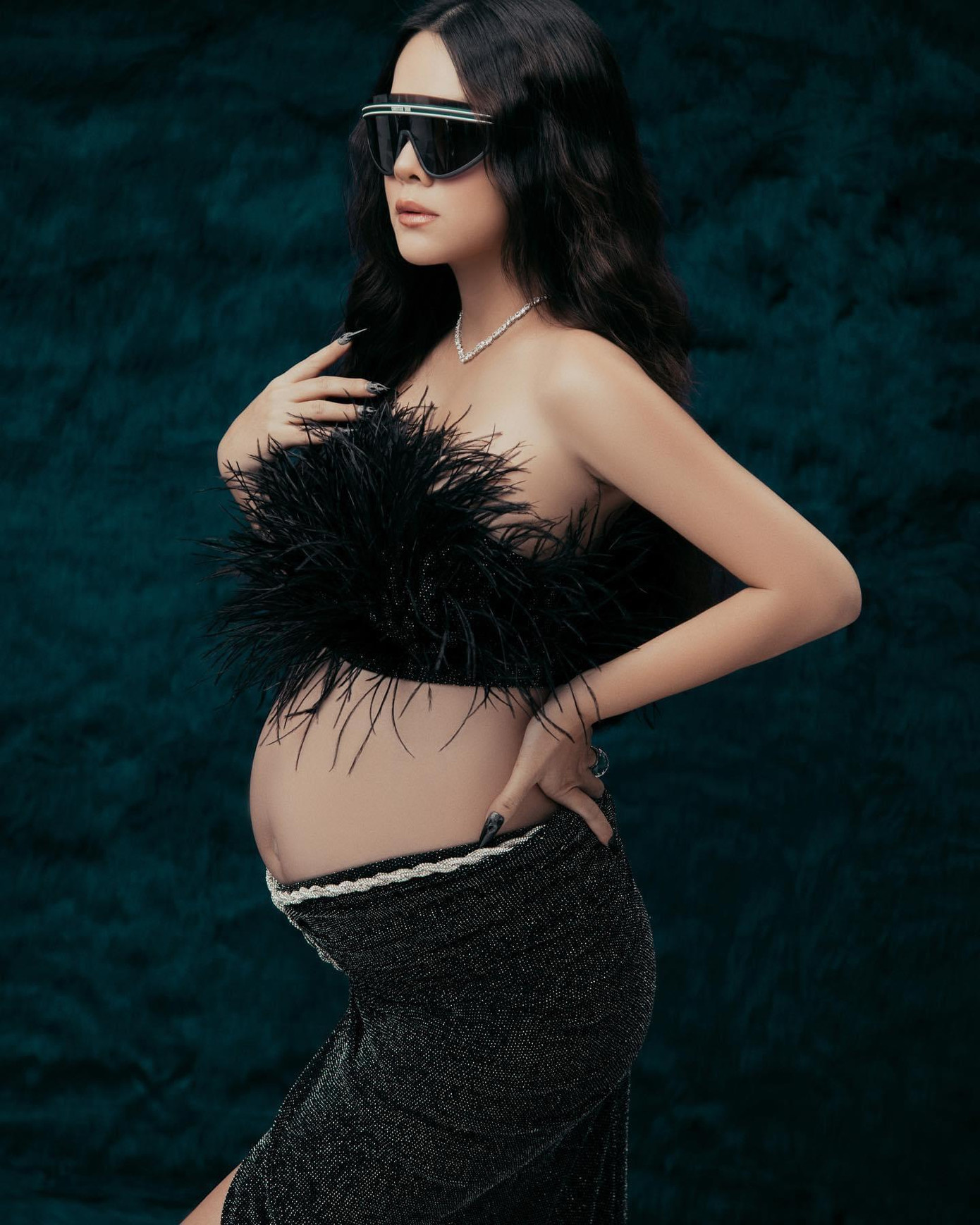 Chiếc kính đen to bản cùng tông màu với trang phục giúp cô toát lên vẻ sang chảnh, quyến rũ.