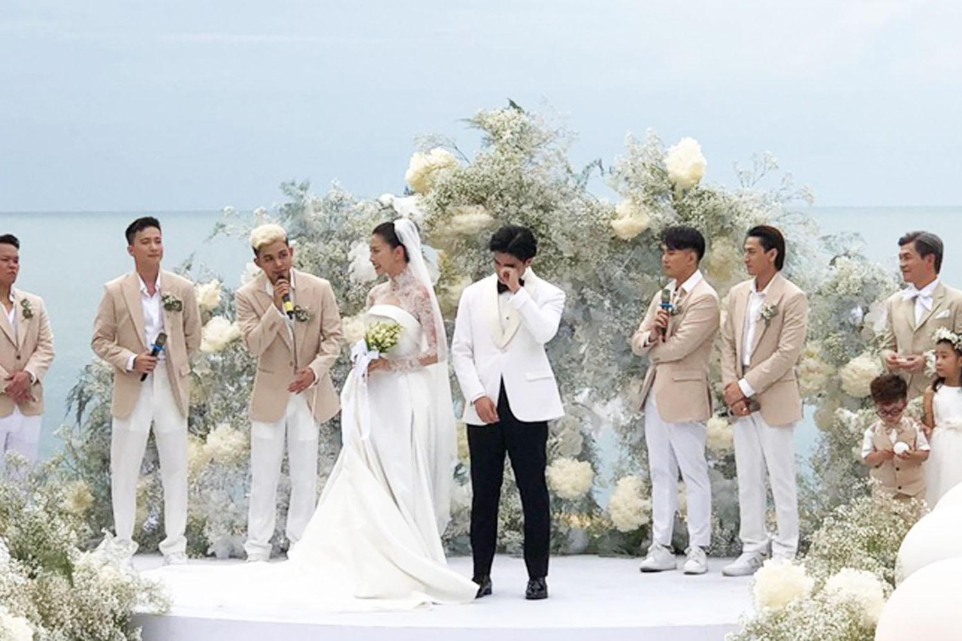 Huy Trần - Ngô Thanh Vân đều rơi nước mắt trong đám cưới.