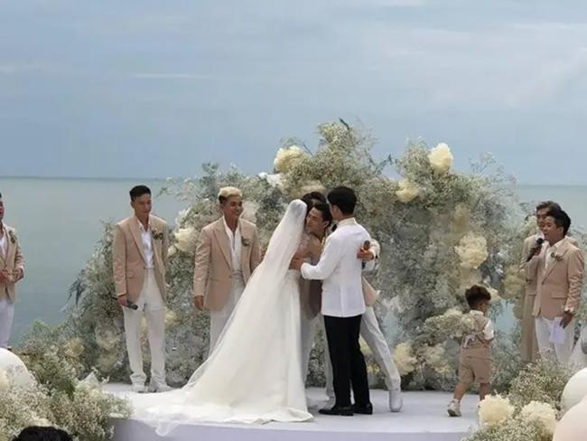 Bạn bè, các người em thân thiết đều vui mừng và xúc động trước tình yêu của Huy Trần - Ngô Thanh Vân. - Ảnh: FBNV.