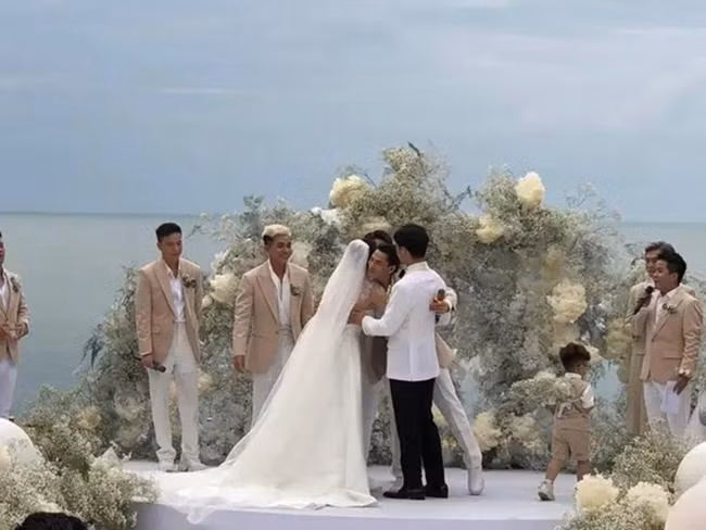 Bạn bè, các người em thân thiết đều vui mừng và xúc động trước tình yêu của Huy Trần - Ngô Thanh Vân. - Ảnh: FBNV.