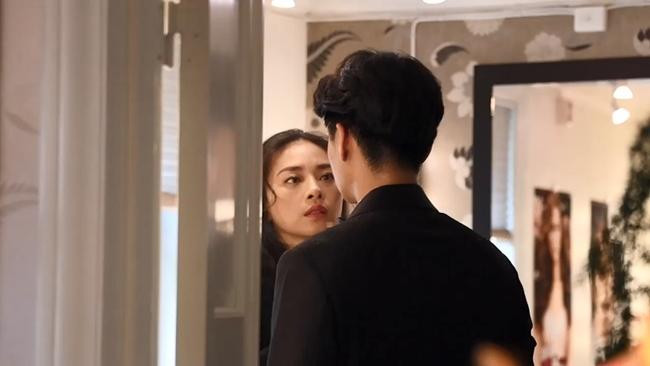 Cặp đôi cùng chuẩn bị cho hôn lễ chỉ có 4 người trong gia đình chứng kiến.