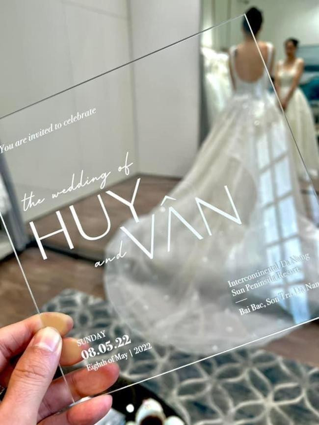 Cận cảnh chiếc thiệp mời được thiết kế tinh xảo của Ngô Thanh Vân và Huy Trần. - Ảnh: FBNV