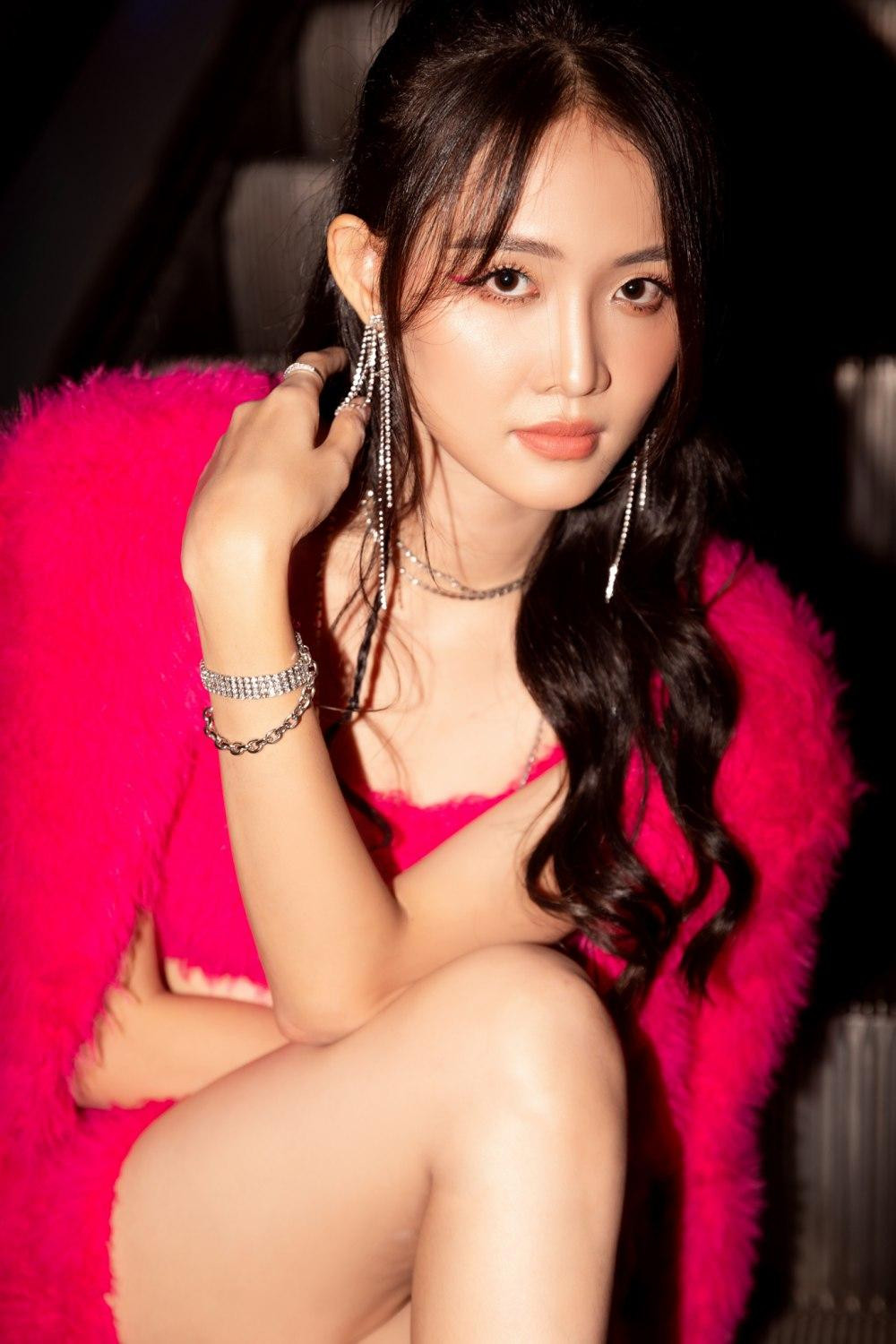 Trái ngược với tạo hình giản dị trên phim, Á hậu Trương Mỹ Nhân xuất hiện với bộ cánh thời thượng ở sự kiện ra mắt bộ phim Duyên Kiếp. Trái ngược với tạo hình giản dị trên phim, Á hậu Trương Mỹ Nhân xuất hiện với bộ cánh thời thượng ở sự kiện ra mắt bộ phim Duyên Kiếp.