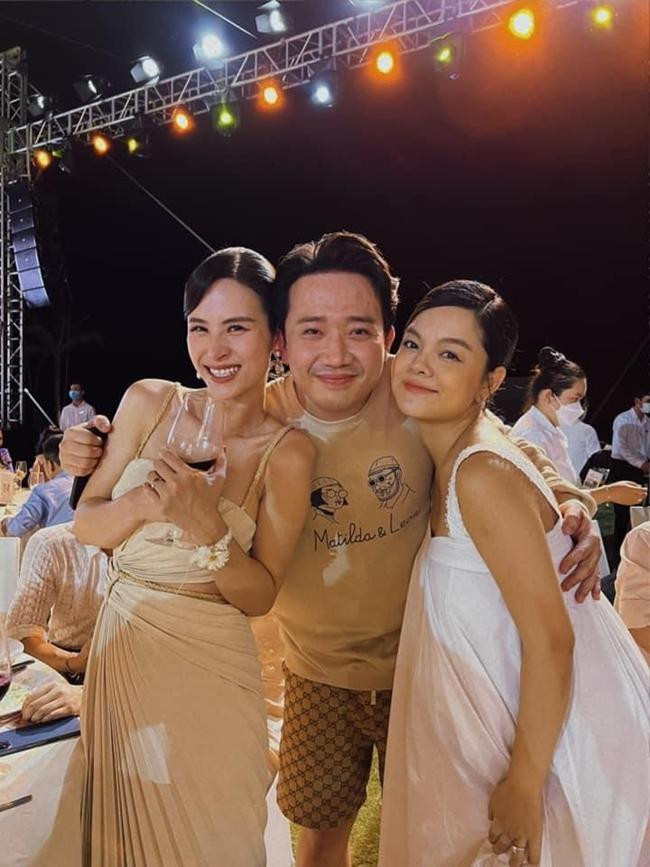 Trấn Thành thay bộ đồ thoải mái để tiện &quot;quẩy&quot; cùng đồng nghiệp. Phạm Quỳnh Anh chọn chiếc đầm rộng, khéo léo che bụng bầu.