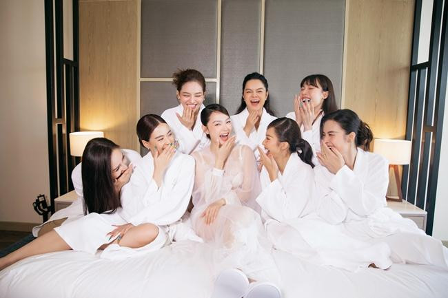 Minh Hằng vui vẻ bên hội chị em thân thiết trước tổ chức hôn lễ.