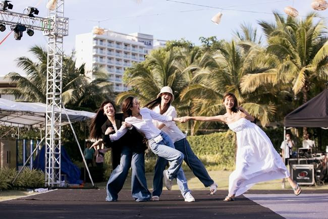 Dù bận nhưng Minh Hằng vẫn có những giây phút &quot;bung xõa&quot; vui vẻ bên các bạn của mình.