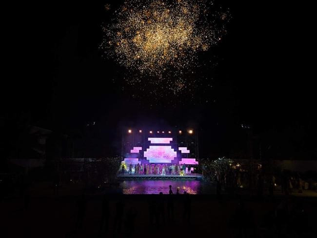 Sân khấu hoành tráng hệt đại nhạc hội ở đám cưới Minh Hằng.