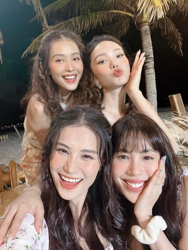 Minh Hằng cùng đồng nghiệp thân thiết cùng tổ chức tiệc đêm trước ngày cưới. - Ảnh: FBNV.