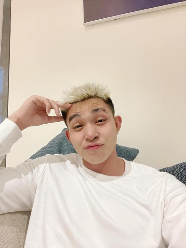 Jun Phạm tự hào khoe lần này đi đám cưới không còn ngủ ở hồ bơi. Nhưng dòng trạng thái của anh cứ là lạ: "Nay mình ngoan lắm - tỉnh táo - alo tôi là ai?". Vậy Jun Phạm đang tỉnh hay đã say sau cuộc vui đêm nay? - Ảnh: FBNV.