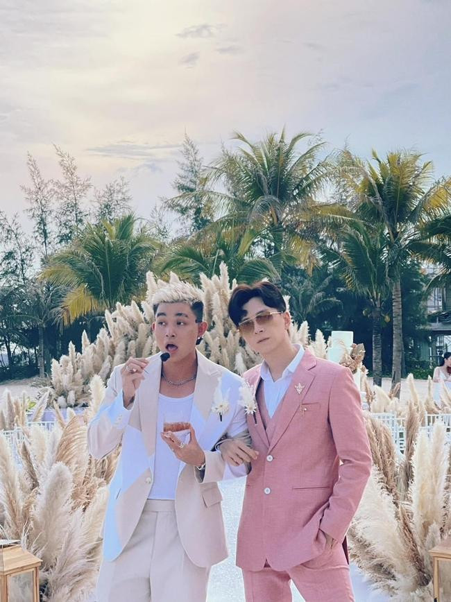 Ngô Kiến Huy diện nguyên cây vest hồng. - Ảnh: FBNV