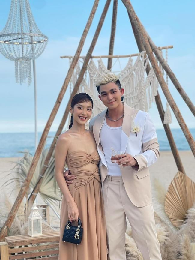 Jun Phạm vui vẻ khoe trên trang cá nhân rằng lại được đi ăn cưới. Bởi tháng 5 vừa rồi, anh vừa &quot;quẩy&quot; tưng bừng trong đám cưới của &quot;chị Ba&quot; Ngô Thanh Vân. - Ảnh: FBNV