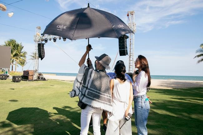 Cô tự đạo diễn cho hôn lễ của mình nên bận rộn kiểm tra kỹ từng khâu để đám cưới được diễn ra thật ấn tượng. - Ảnh: NVCC