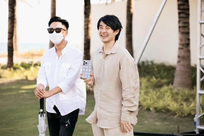 Ông Cao Thắng vui vẻ ghi lại những khoảnh khắc đẹp trong buổi tổng duyệt đám cưới của Minh Hằng. - Ảnh: NVCC