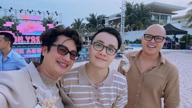 Lương Mạnh Hải chọn trang phục khá giản dị khi dự đám cưới của "người tình màn ảnh cũ". Ảnh: FBNV