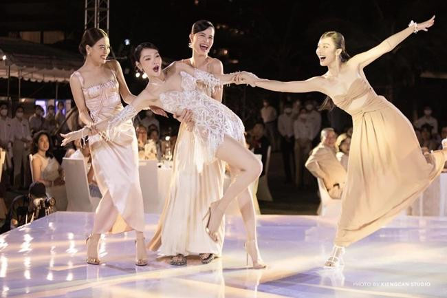 Bộ tứ mỹ nhân Việt tỏa sáng trên sân khấu. - Ảnh: Kiengcan Studio.