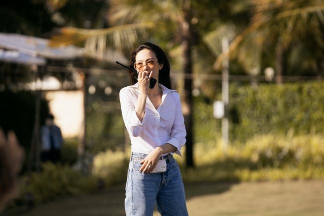 Minh Hằng lựa chọn quần jeans và áo sơ mi trắng đơn giản nhưng năng động, thuận lợi cho việc di chuyển. - Ảnh: NVCC